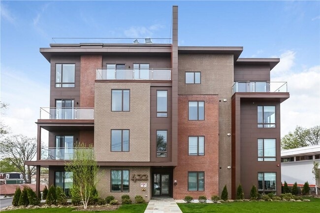 Building Photo - 422 E Boston Post Rd Unit 301 Rental