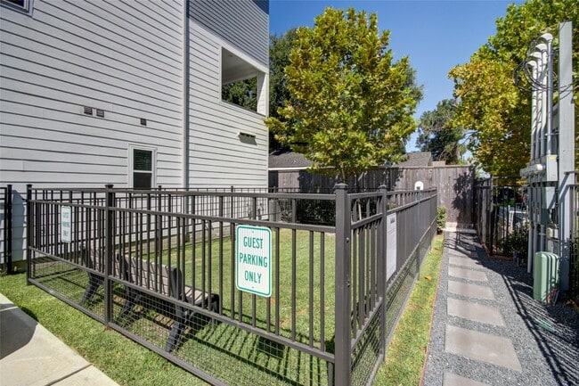 Building Photo - 1909 Maury St