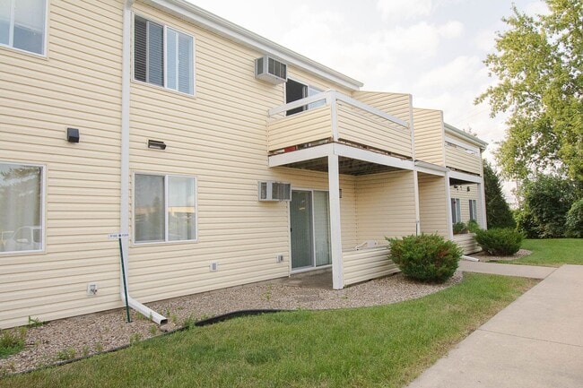 Building Photo - Main floor 2br condo steps from the Douglas Trail! Unit F105
