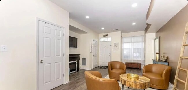 Photo - 639 Tivoli Rd