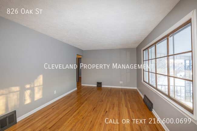Photo - 826 Oak St