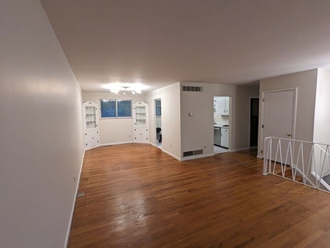 Building Photo - 930 Rahway Dr