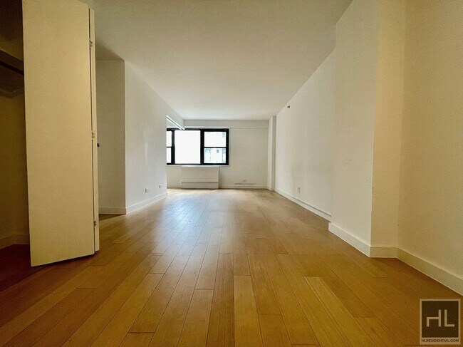 Photo - East 39th Street Unidad 21A