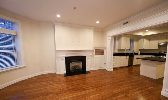 Building Photo - 1803 Beacon St Unit 3 Rental