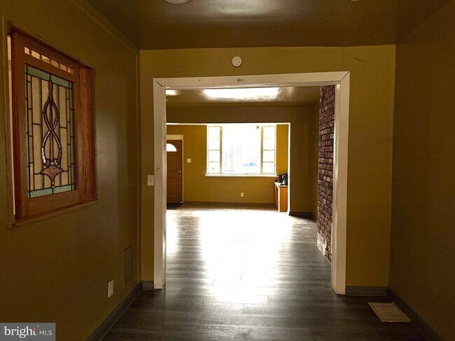 Photo - 2553 Carroll St