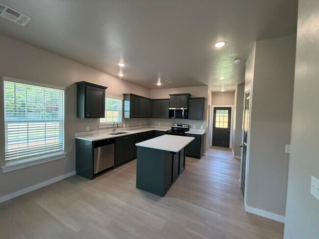Photo - Charming 3-Bedroom Home with Modern Finishes