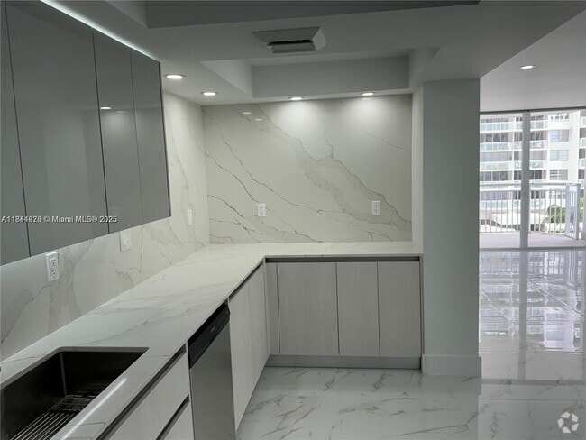 Building Photo - 18031 Biscayne Blvd Unit 502 Rental