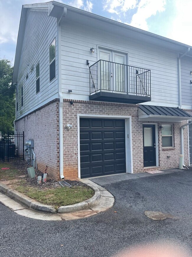 Photo - Newly Painted Townhouse on Riverside Neigh...