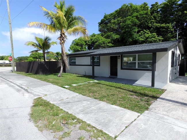 Building Photo - 10 SW 5th Ct