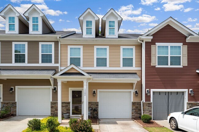 Building Photo - **APPLICATION PENDING**  3bed/2.5 bath Tow...