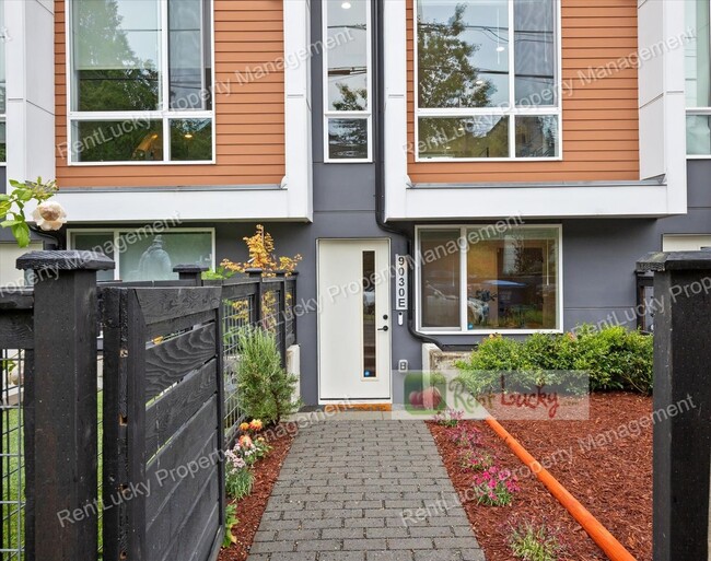 Building Photo - Like-New 2-Bedroom Townhome in Seattle w/R...
