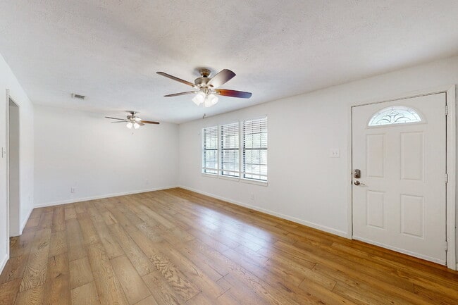 Photo - 2304 Staunton Dr