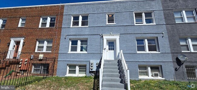 Building Photo - 1702 Gales St NE Rental