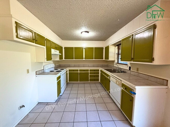 Photo - Spacious 3-Bed / 2-Bath Home with Large Fenced Backyard in Quiet Benbrook Neighborhood