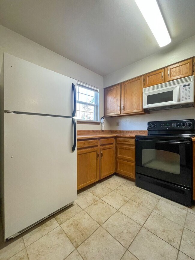 Photo - Beautiful 2-Bedroom Townhome in Aurora – A...