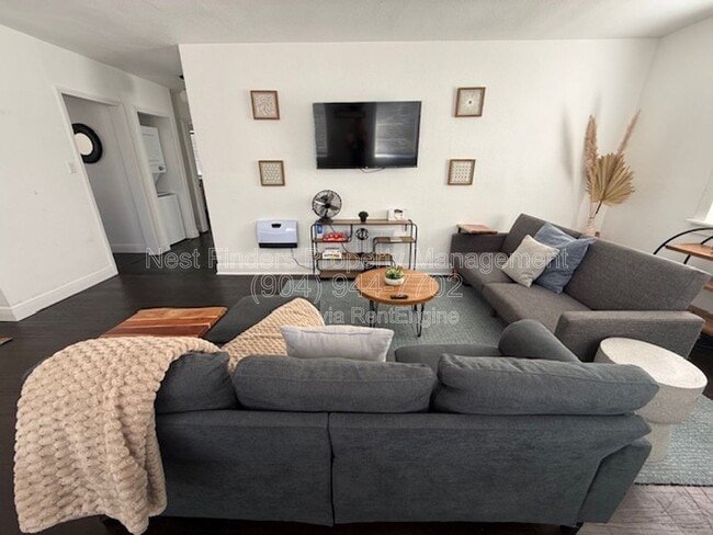 Photo - 2813 College St