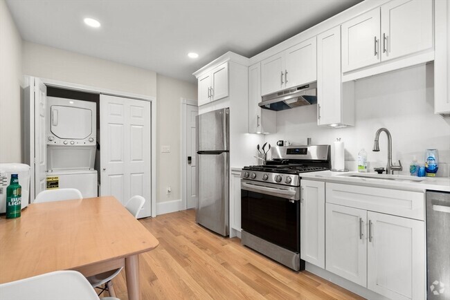 Building Photo - 564 E 5th St Unit 2 Rental