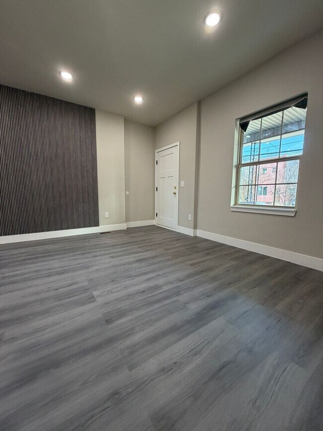 Photo - ??? NEWLY RENOVATED 3 BEDROOMS & 2.5 BATH HOUSE LOCATED IN HADDINGTON