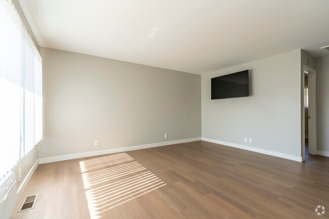 2BR, 1BA - 650SF - Updated - Living/Dining Room - Campbell Apartments