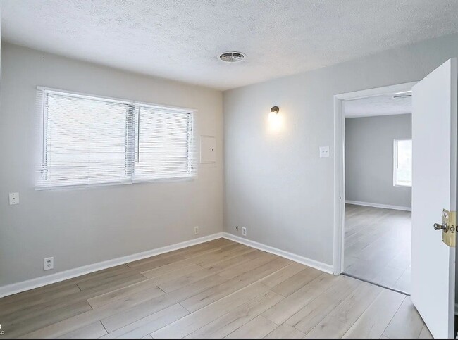 824 W Elm St