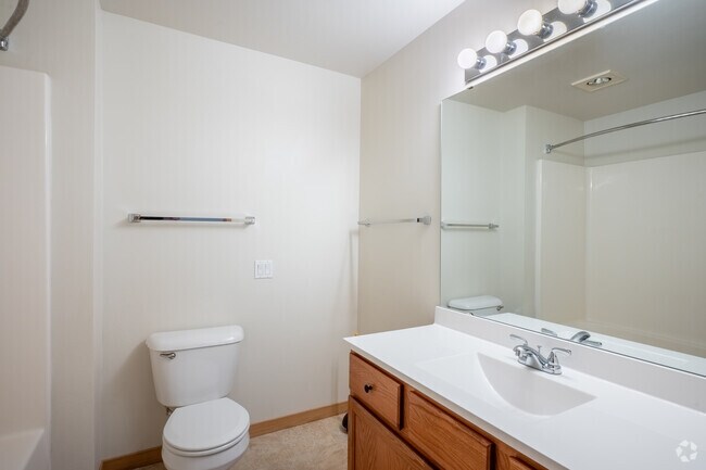1BR, 1BA - 760SF - Bathroom - Shadow Creek Apartments