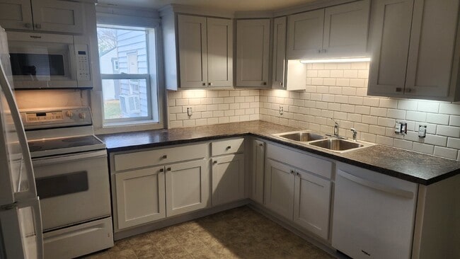 Photo - 2 Bedroom, 1 Bathroom House For Rent - Newly Remodeled Kitchen & Bathroom!