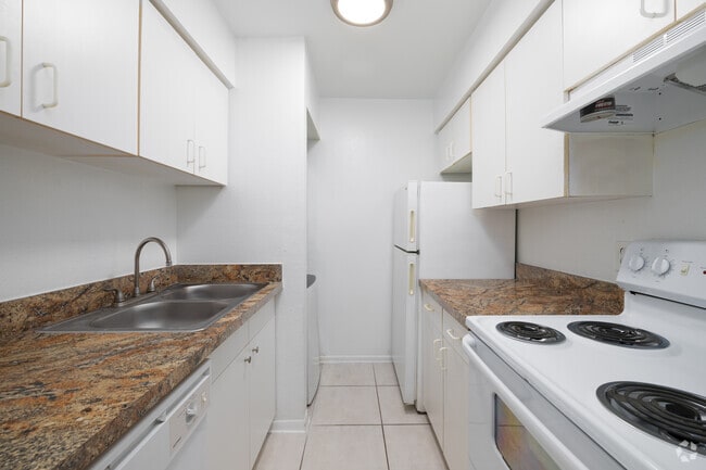 1BR, 1BA - 697SF - Kitchen - The Villas At Pinecrest