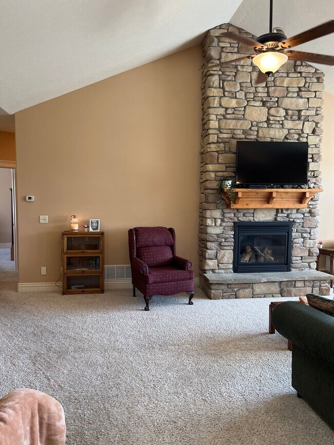 Stunning 5 bed 3.5 bath home on the hill i... Off-Campus Housing ...