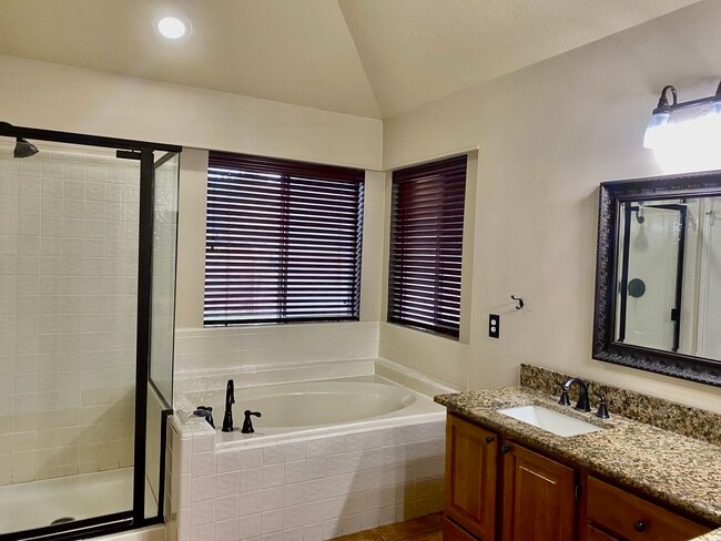 Baño principal - 12906 Legend Field Dr