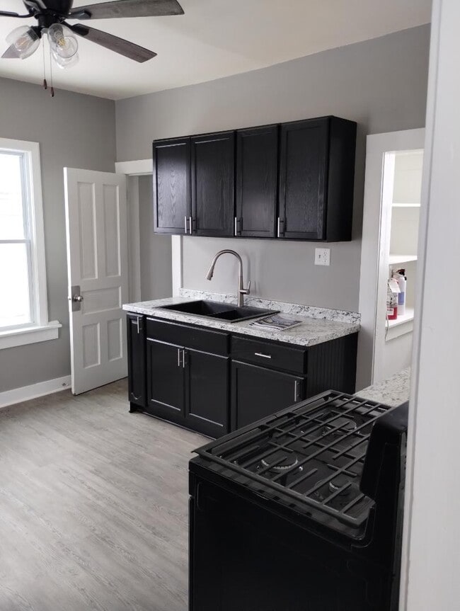 Photo - 2647 White St