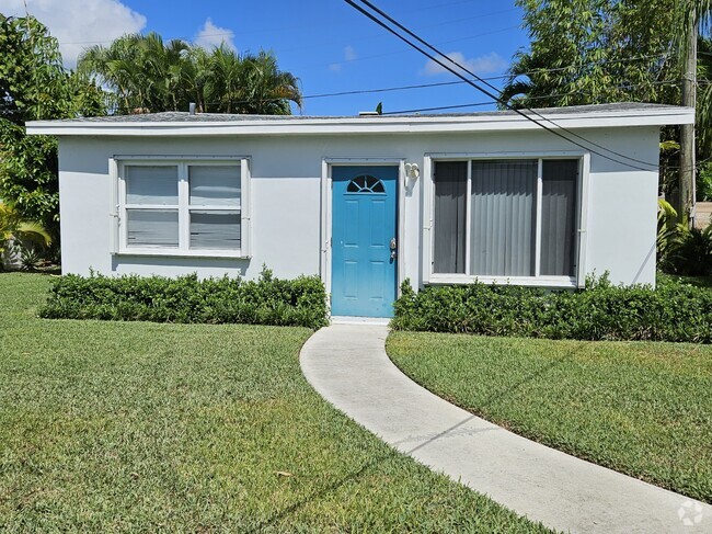 The front of the cottage. - 17 NE 9th St Rental