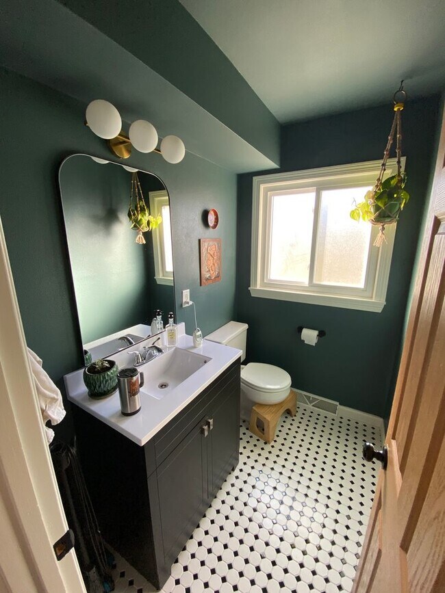 Building Photo - Remodeled 3 Bedroom 1.5 Bath Townhome with Full Basement Unit 1900