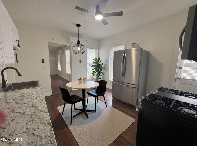 Photo - 577 6th Ave