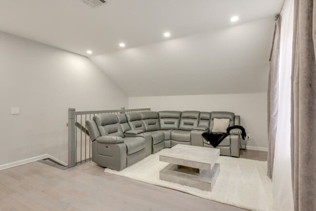 Building Photo - 2135 Rosemont Dr Unit SI ID1490155P