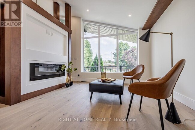 Photo - 690 Hillman Crescent