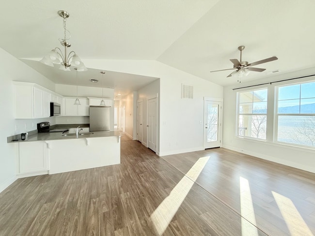 Building Photo - Gorgeous Condo in Vineyard!