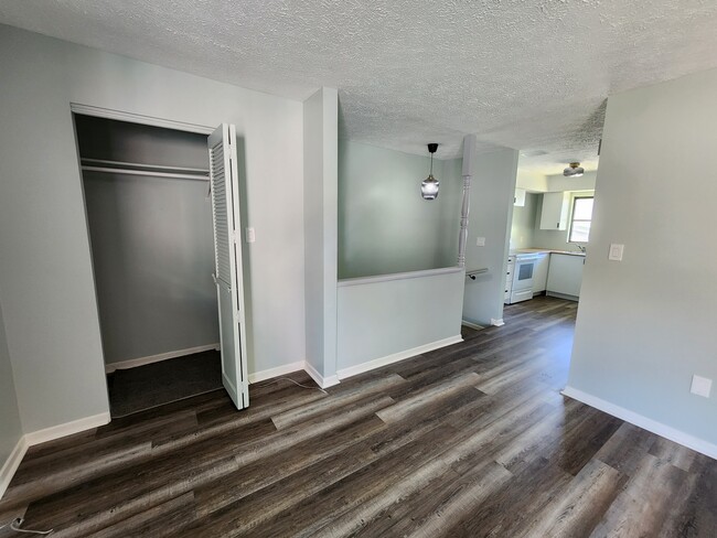 Interior - Main from Balcony to Kitchen - 708 E Melbourne Ave Unidad Garage Apt.