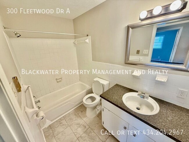 Photo - 300 Fleetwood Dr