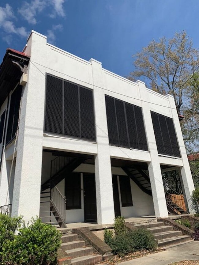 Building Photo - Spacious condo overlooking the LSU Lakes