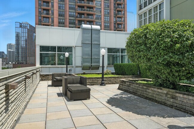 Building Photo - 669 W Wayman St Unit 1201