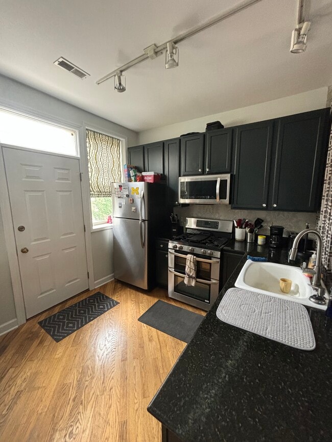 Building Photo - 4632 N Racine Ave Unit 3