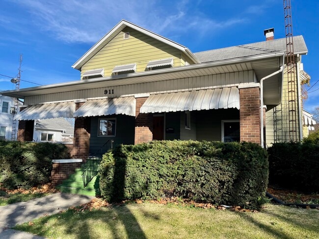 Photo - 911 N Center St