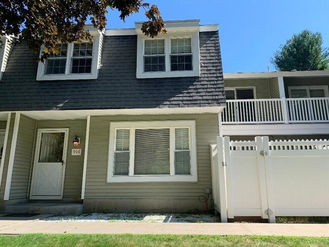 Building Photo - 906 Edgebrook Dr Unit 906
