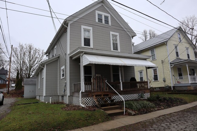 Building Photo - 2-3 bedroom house with 1 car garage in Ind...