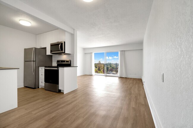 Photo - 1007 Esquimalt Road