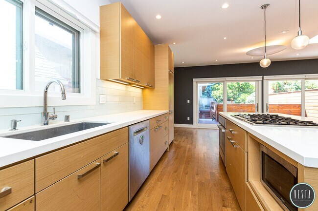 Photo - EXQUISITE RENOVATED VICTORIAN COMPOUND - 5...