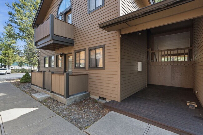 Building Photo - Studio Condo in Heart of Sunriver Unit B5