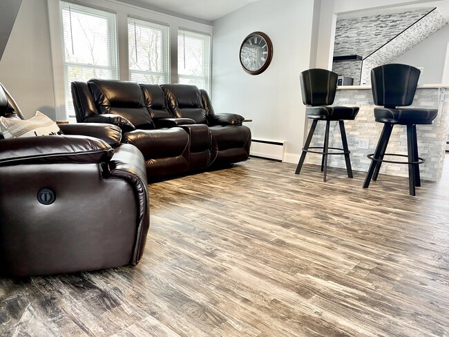 Living Room - 1719 Post Ave Unit Upper