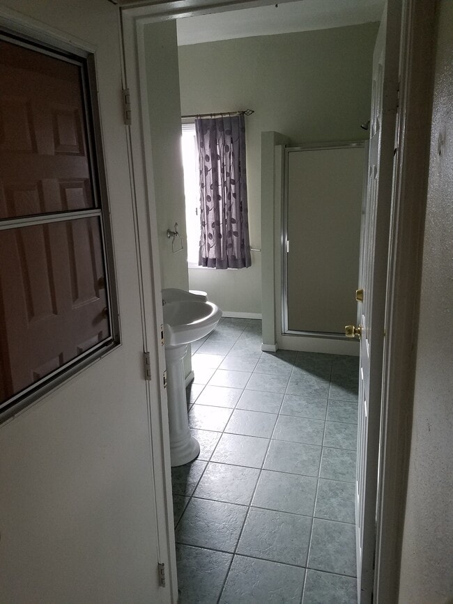 Bathroom #1 - 1306 S Cloverdale Ave Unidad 1306