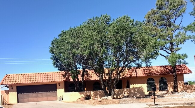 Building Photo - 3203 Embudito Dr NE